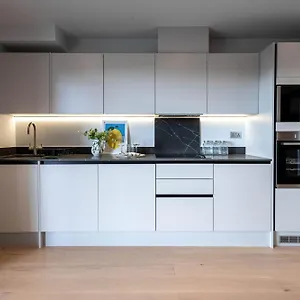Apartment Stylish With Balcony For Upper & Free Parking In A Prime Location - Five Miles From Heathrow Airport, Uxbridge