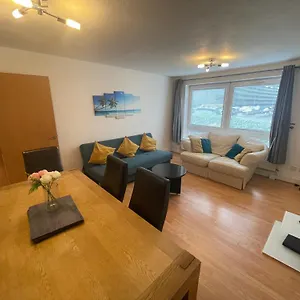 Apartment Spacious Near Heathrow With Allocated Parking, Uxbridge